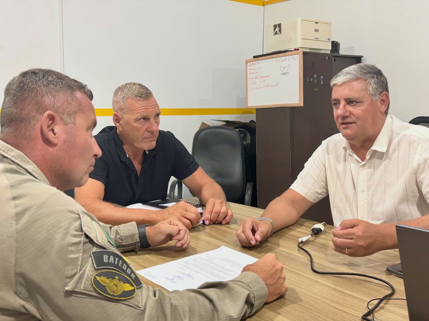 SEGURANÇA E CUIDADO COM NOSSOS ESTUDANTES SÃO PRIORIDADES! O VICE-PREFEITO CLAUDIOMIR ESTEVE REUNIDO COM O 2º SARGENTO SILVIO ALEXANDRE MACUGLIA, DO COMANDO RODOVIÁRIO, PARA TRATAR SOBRE O AUMENTO DE 