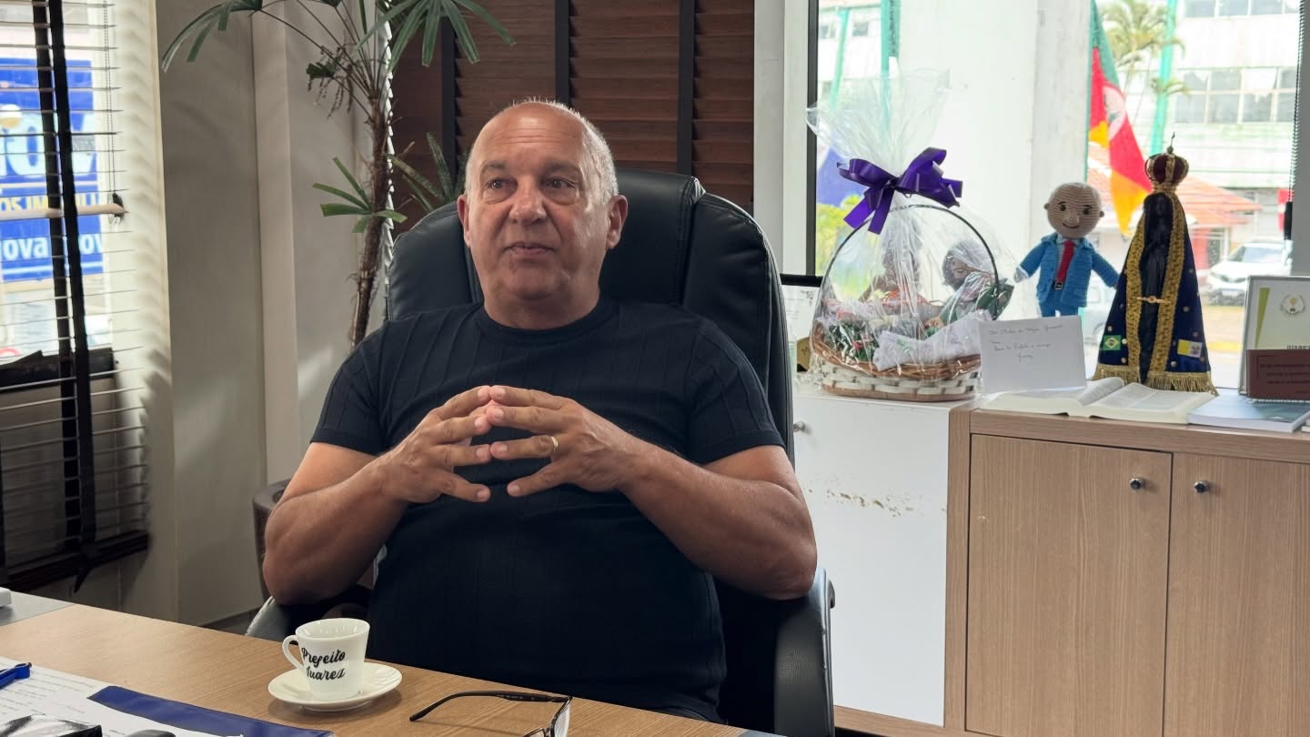 PREFEITO JUAREZINHO E VICE-PREFEITO CLAUDIOMIR RECEBEM PROPOSTA DE REVITALIZAÇÃO DO GINÁSIO GIGANTINHO