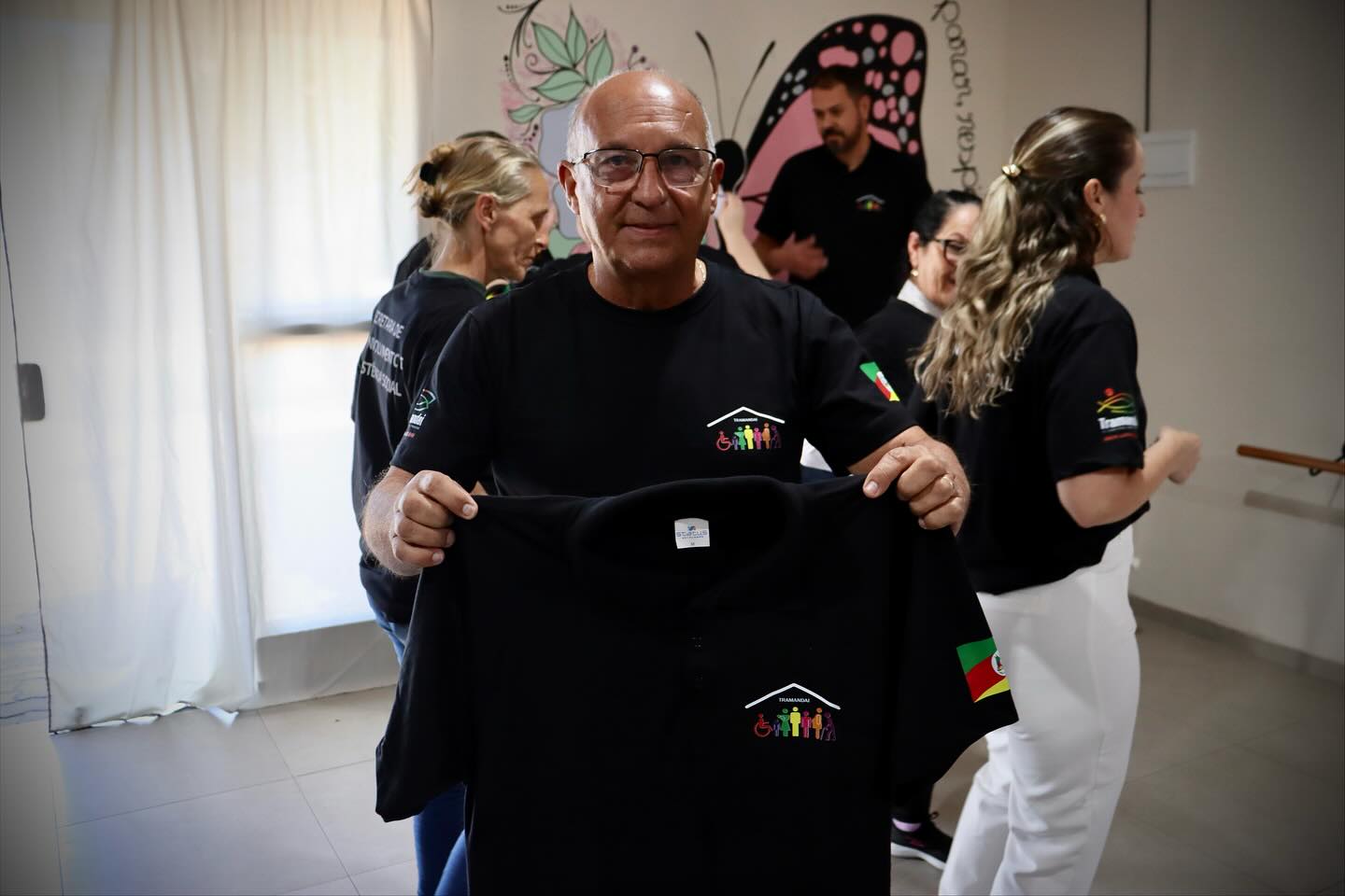 INICIADA A ENTREGA DOS UNIFORMES AOS SERVIDORES DA SECRETARIA DE DESENVOLVIMENTO E ASSISTÊNCIA SOCIAL 