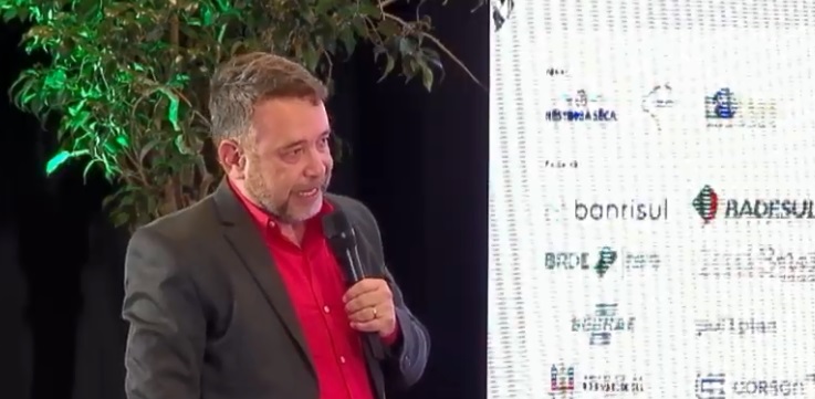 A PPP da iluminação pública em Tramandaí está em fase de Consulta Pública, onde a população, empresários e interessados pode colaborar com o projeto através do site smart.tramandai.rs.gov.br até 3 de setembro e dia 18 de agosto acontece audiência pública na Câmara de Vereadores a partir das 19h30 para posterior aprovação de legislação específica por parte do Legislativo e processo de licitação.