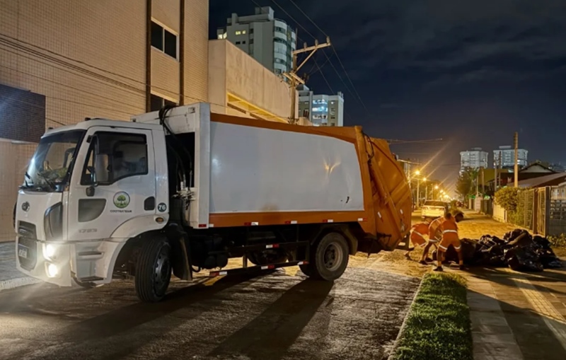 A "tarifa sustentável de coleta de lixo" refere-se a um modelo de cobrança pelo serviço de manejo de resíduos sólidos urbanos que busca a sustentabilidade econômico-financeira do serviço, conforme estabelecido pelo Marco Legal do Saneamento Básico 