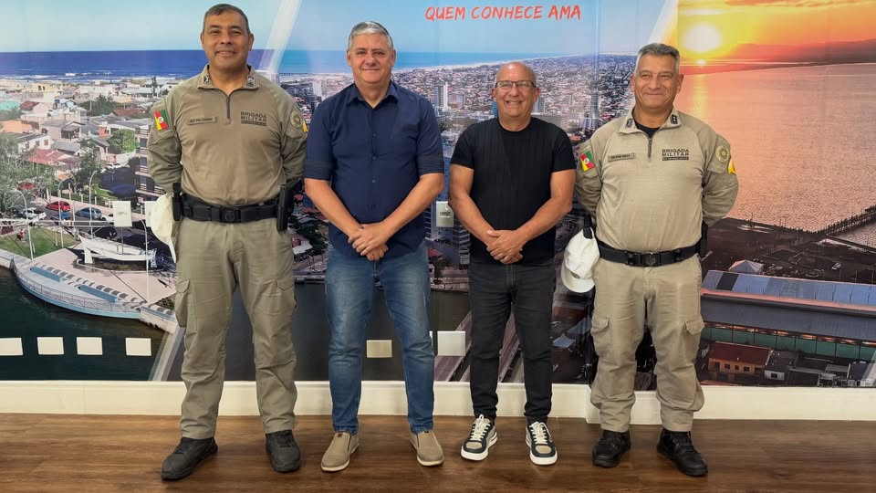 PREFEITO JUAREZINHO E VICE-PREFEITO CLAUDIOMIR RECEBEM VISITA DO COMANDO RODOVIÁRIO DE TRAMANDAÍ