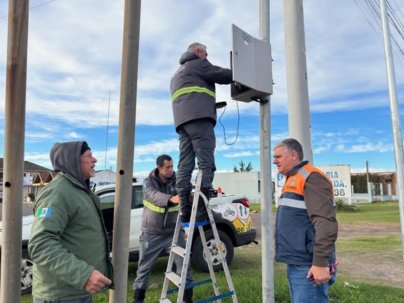 Após a chuva intensa e as fortes rajadas de vento registradas durante a madrugada, as equipes da Prefeitura de Tramandaí seguem mobilizadas, acompanhando a situação e atendendo as ocorrências em diferentes pontos da cidade.