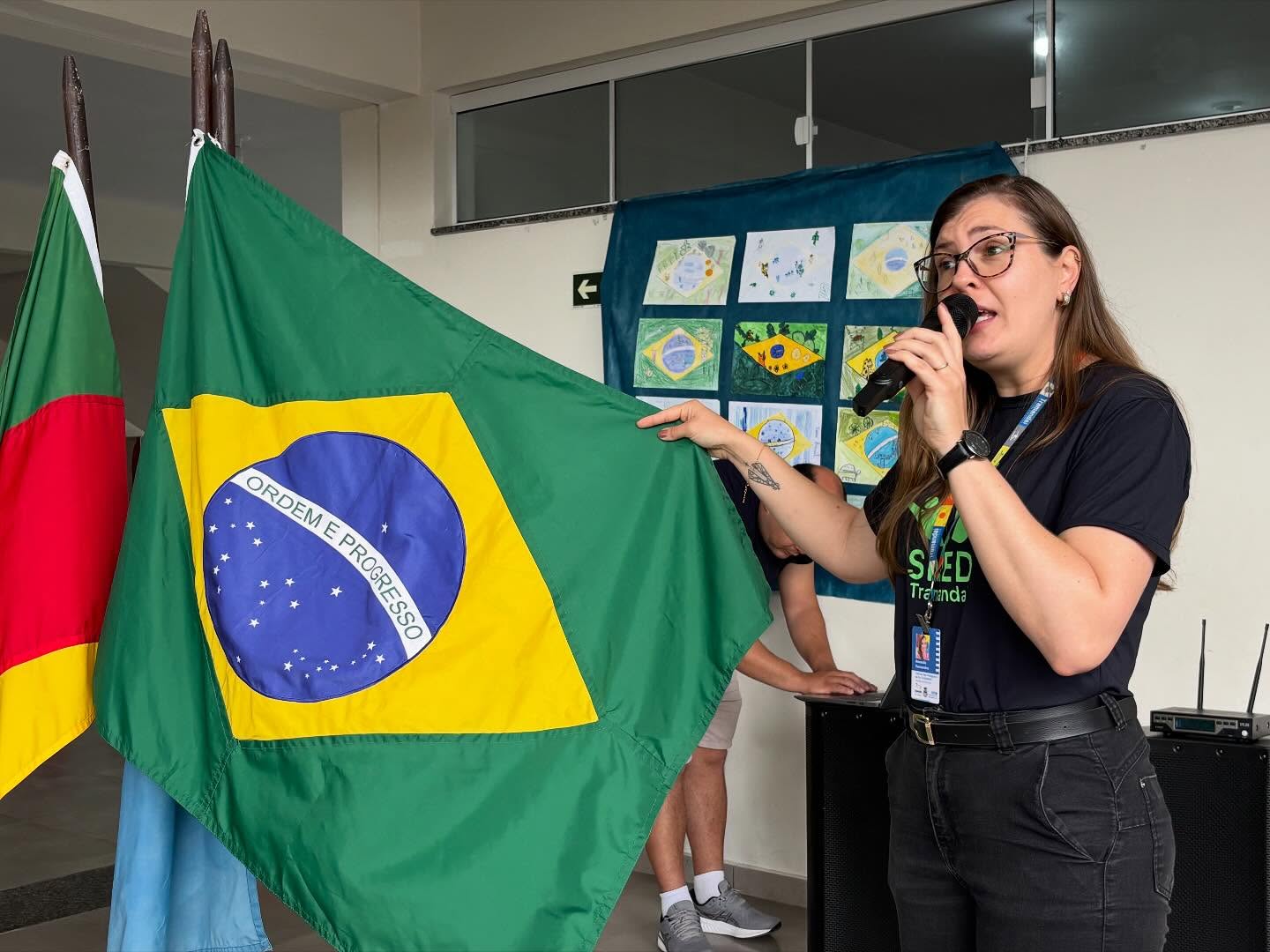 CELEBRAÇÃO AO DIA DA BANDEIRA NA EMEF CÂNDIDO OSÓRIO DA ROSA