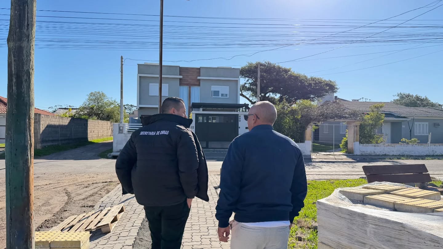 A Prefeitura de Tramandaí, através da Secretaria de Obras, está realizando melhorias em uma importante praça no bairro Indianópolis. 