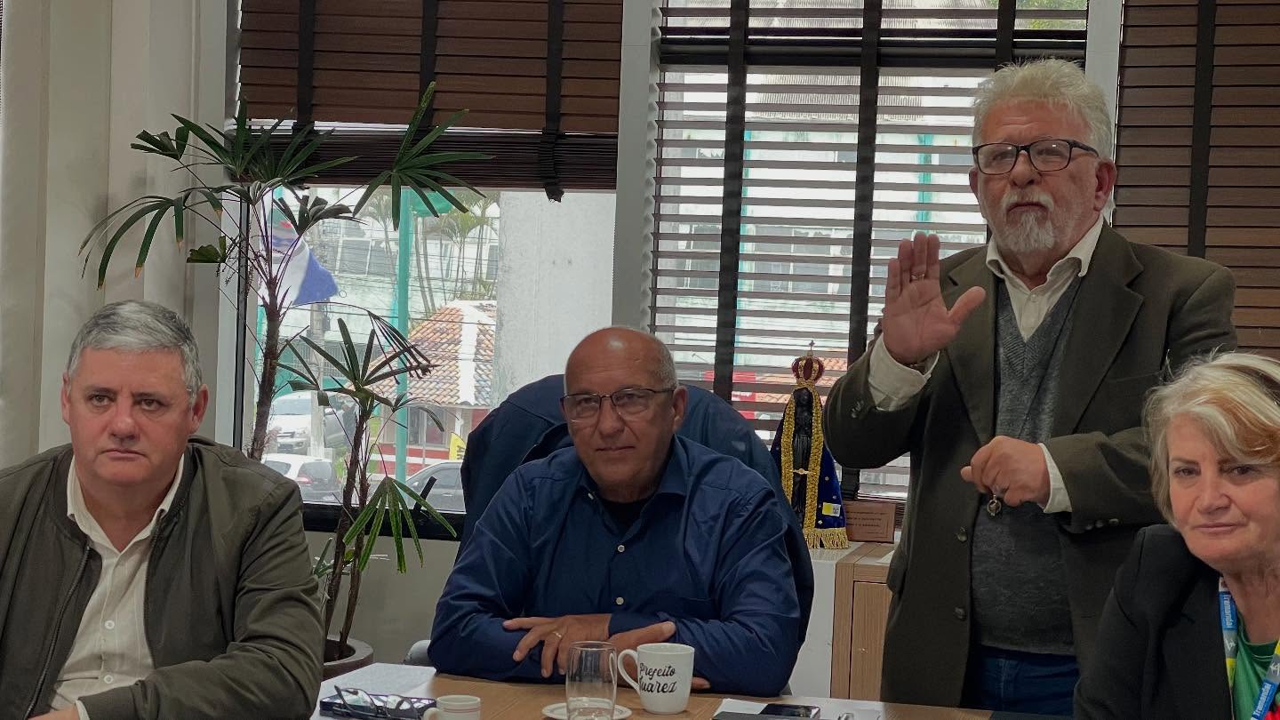NA TARDE DE ONTEM, O PREFEITO JUAREZINHO, E OS SECRETÁRIOS DA FAZENDA, EDUCAÇÃO, MEIO AMBIENTE E DA DIREÇÃO DO CANIL MUNICIPAL, PARTICIPARAM DE UMA REUNIÃO PROMOVIDA PELO PRESIDENTE DA AMPIJA, SILVIO 