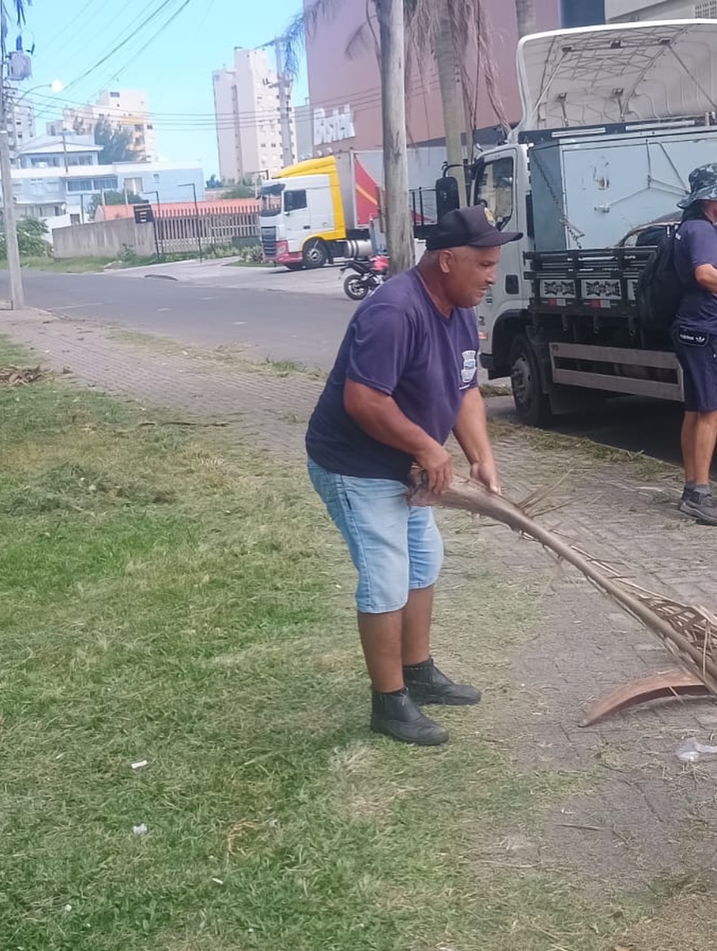 PREFEITURA DE TRAMANDAÍ REALIZA SERVIÇOS DE LIMPEZA E MANUTENÇÃO URBANA