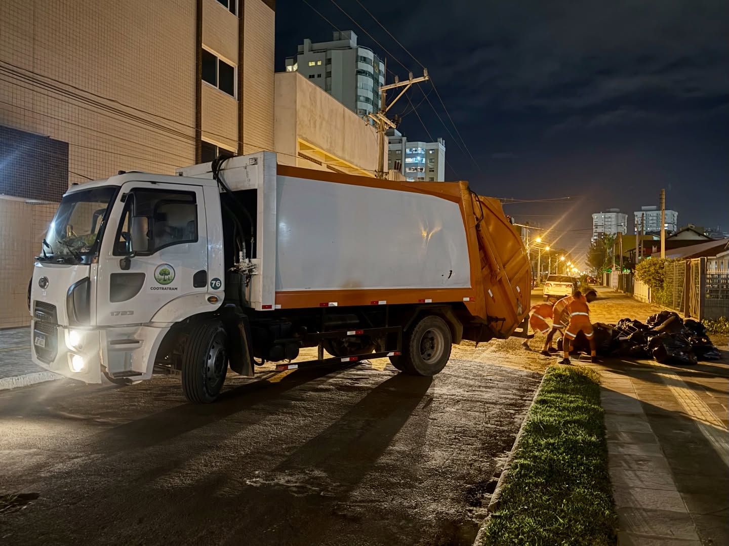 TRAMANDAÍ INICIA COLETA NOTURNA DE RESÍDUOS DURANTE A ALTA TEMPORADA DE VERÃO