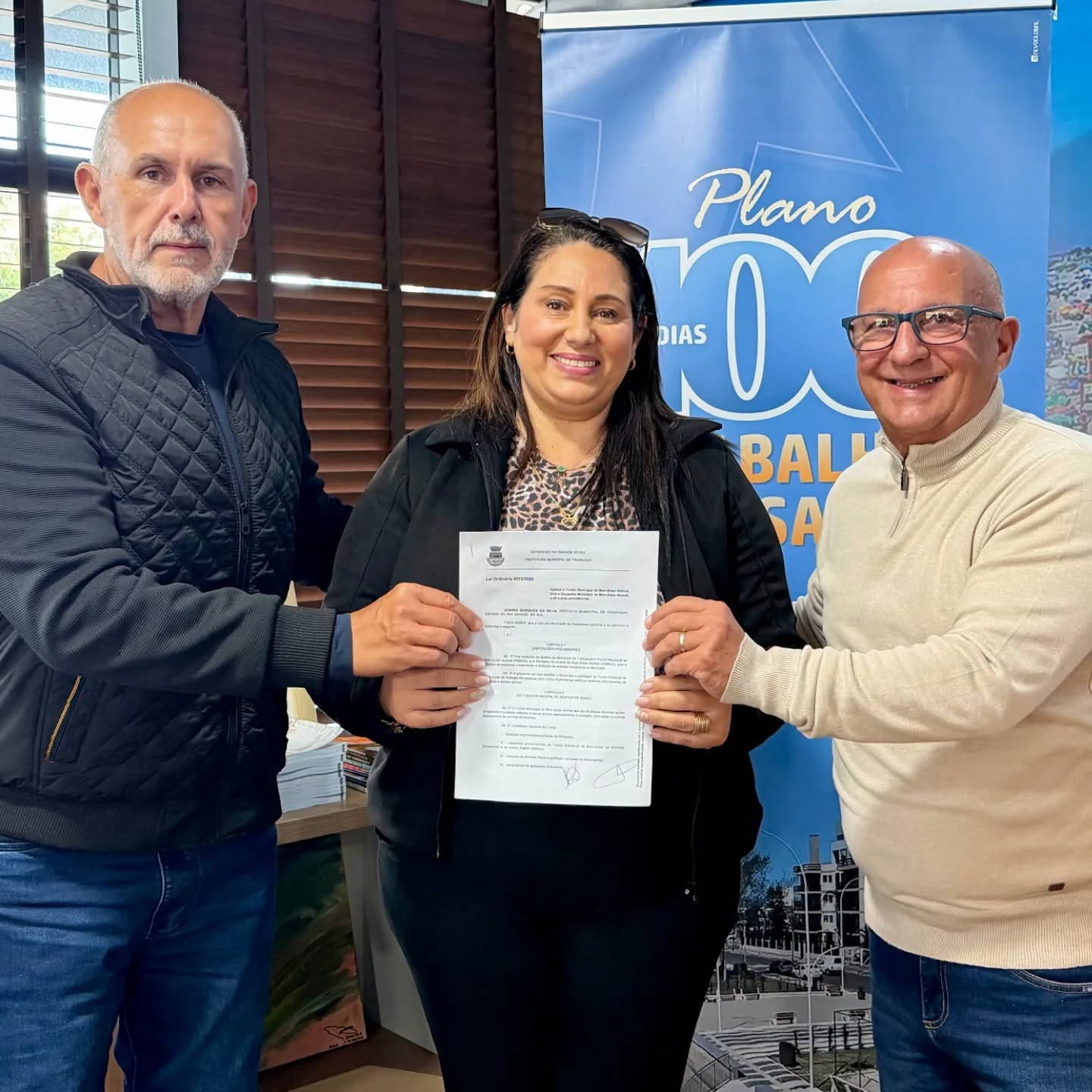 Na manhã desta quarta-feira (27/05), no Gabinete do Prefeito, foi assinada a Lei Ordinária nº 4.955/2026, que institui o Fundo Municipal de Bem-Estar Animal (FMBEA) e cria o Conselho Municipal de Bem-Estar Animal (CMBEA).