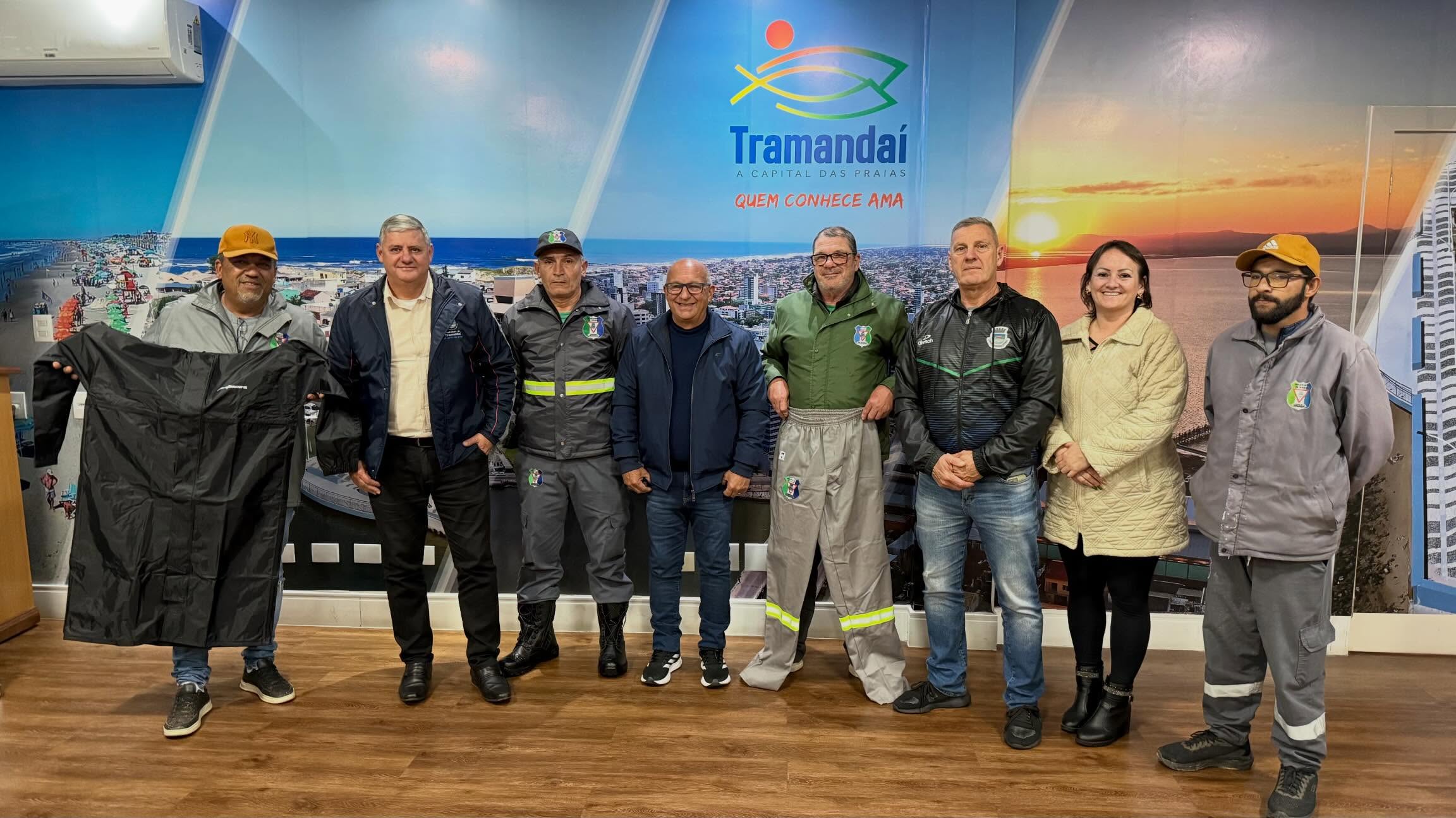 Na tarde desta segunda-feira (08/06), a Prefeitura de Tramandaí realizou a entrega de 10 kits completos de uniformes aos servidores do Departamento Municipal de Trânsito.