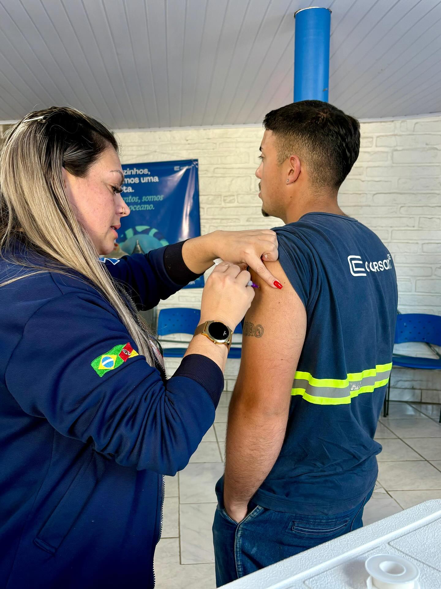 PARCERIA ENTRE CORSAN E SECRETARIA DA SAÚDE DE TRAMANDAÍ PARA ATUALIZAR CARTEIRA DE VACINAÇÃO DE FUNCIONÁRIOS