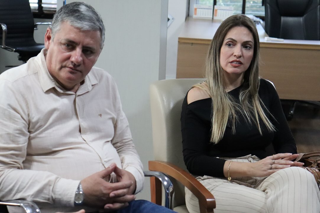 NESTA TARDE, O PREFEITO JUAREZINHO E O VICE-PREFEITO CLAUDIOMIR, ACOMPANHADOS DO SECRETÁRIO DA SMIC, REGINALDO DA RAKELLY, E DO SECRETÁRIO DA FAZENDA, ANDREW CARVALHO, ESTIVERAM REUNIDOS COM CONTADORE