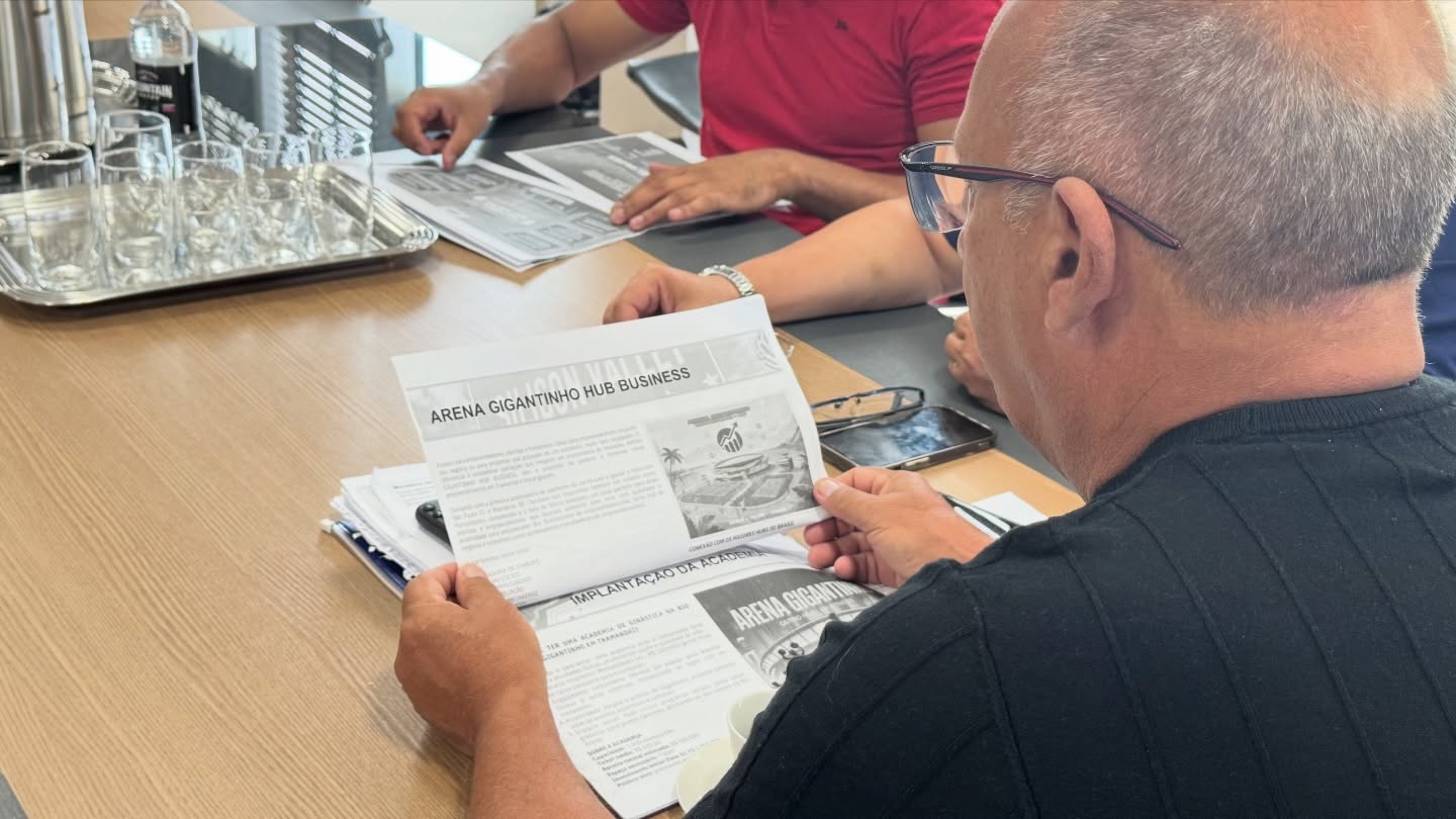 PREFEITO JUAREZINHO E VICE-PREFEITO CLAUDIOMIR RECEBEM PROPOSTA DE REVITALIZAÇÃO DO GINÁSIO GIGANTINHO