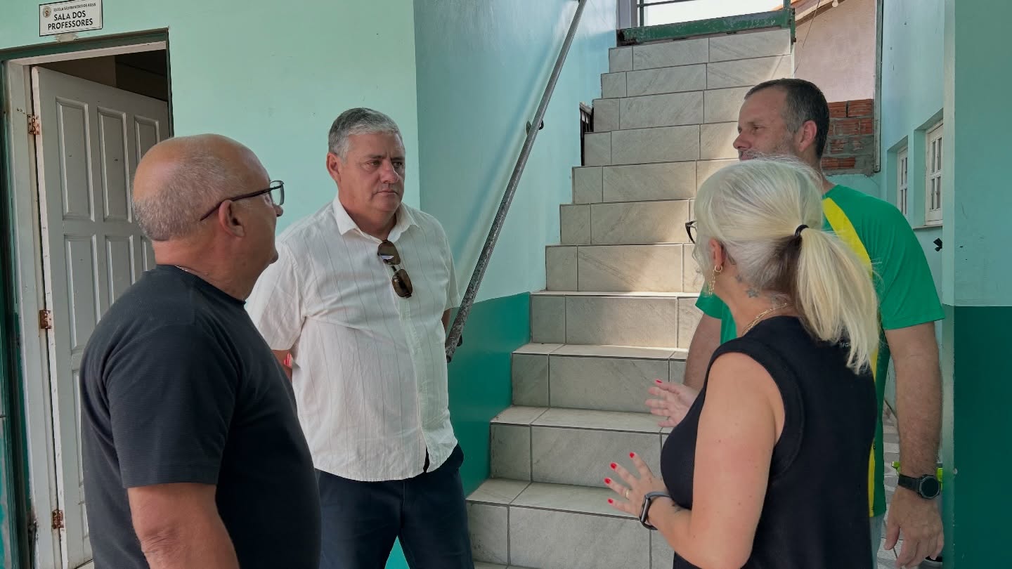 PREFEITO E VICE-PREFEITO VISITAM ESCOLAS DA REDE MUNICIPA