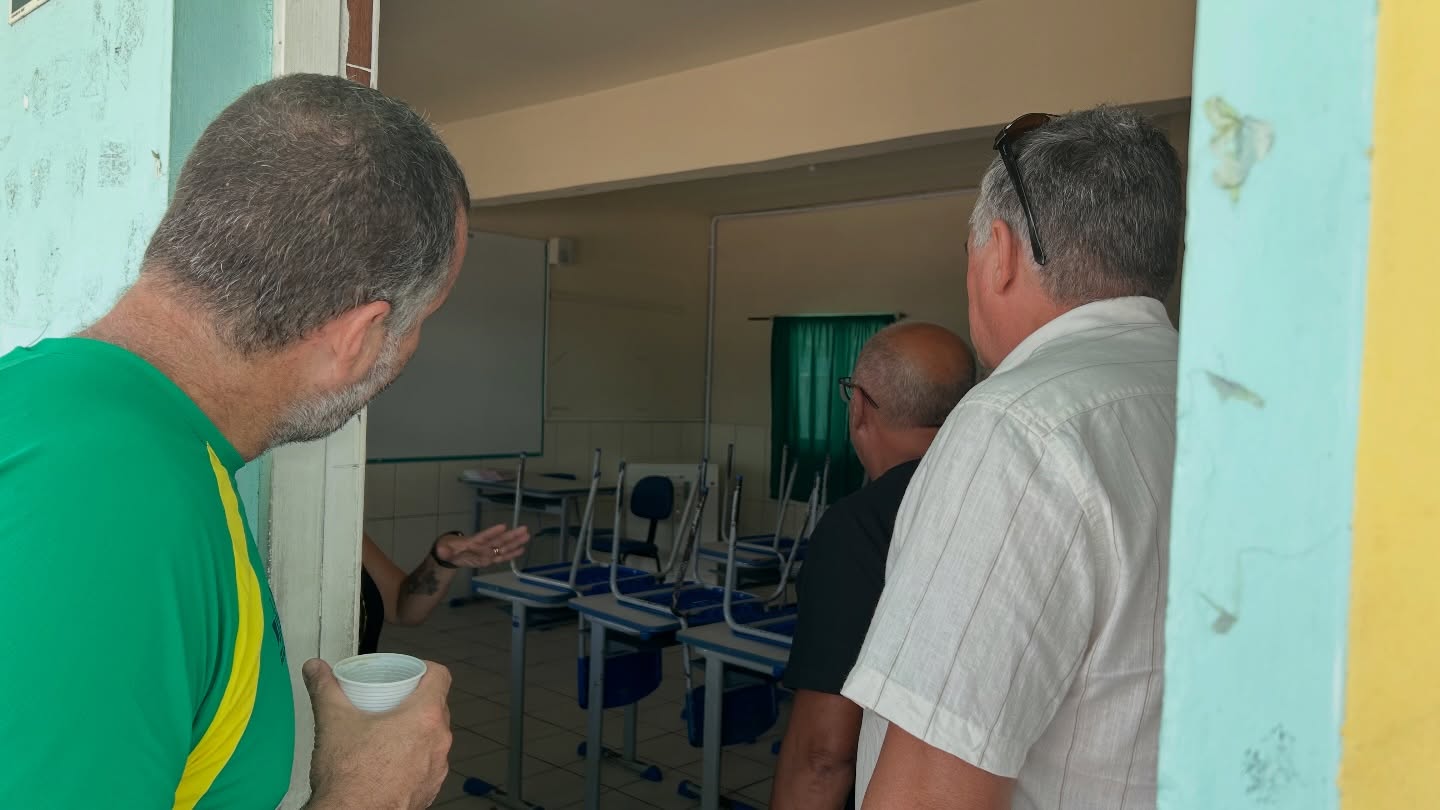 PREFEITO E VICE-PREFEITO VISITAM ESCOLAS DA REDE MUNICIPA