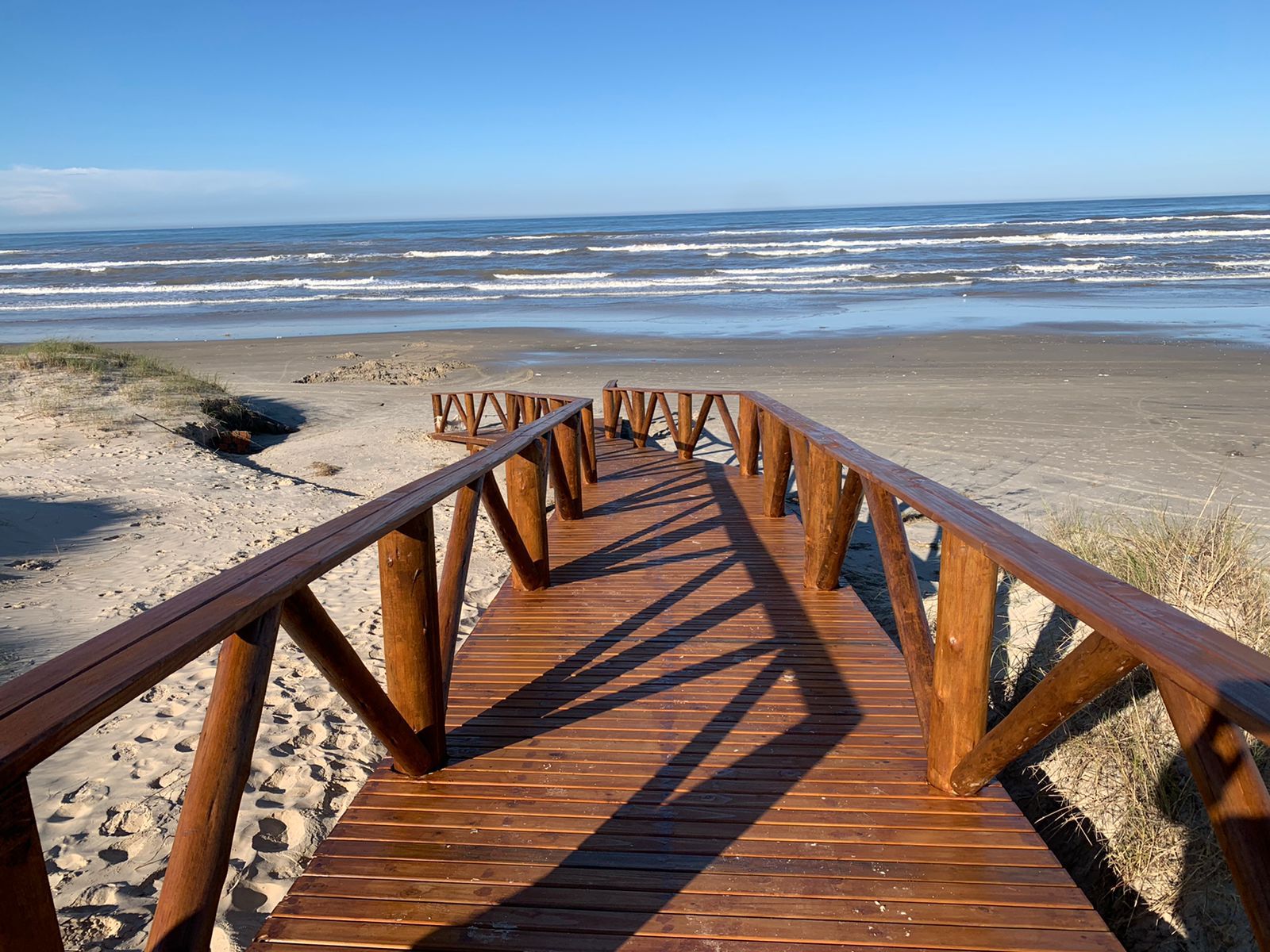 Acessibilidade e beleza: Novas passarelas de acesso ao mar já estão prontas na Zona Sul 
