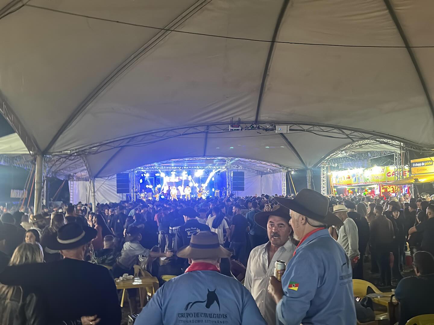 QUE NOITE INCRÍVEL! AGRADECEMOS AO GRUPO BAILAÇO PELO SHOW CHEIO DE ENERGIA, ALEGRIA E TRADIÇÃO QUE AGITOU O PÚBLICO NO TERCEIRO DIA DA 2ª FESTA CAMPEIRA DE TRAMANDAÍ! 