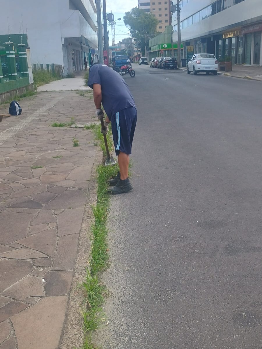 PREFEITURA DE TRAMANDAÍ REALIZA SERVIÇOS DE LIMPEZA E MANUTENÇÃO URBANA