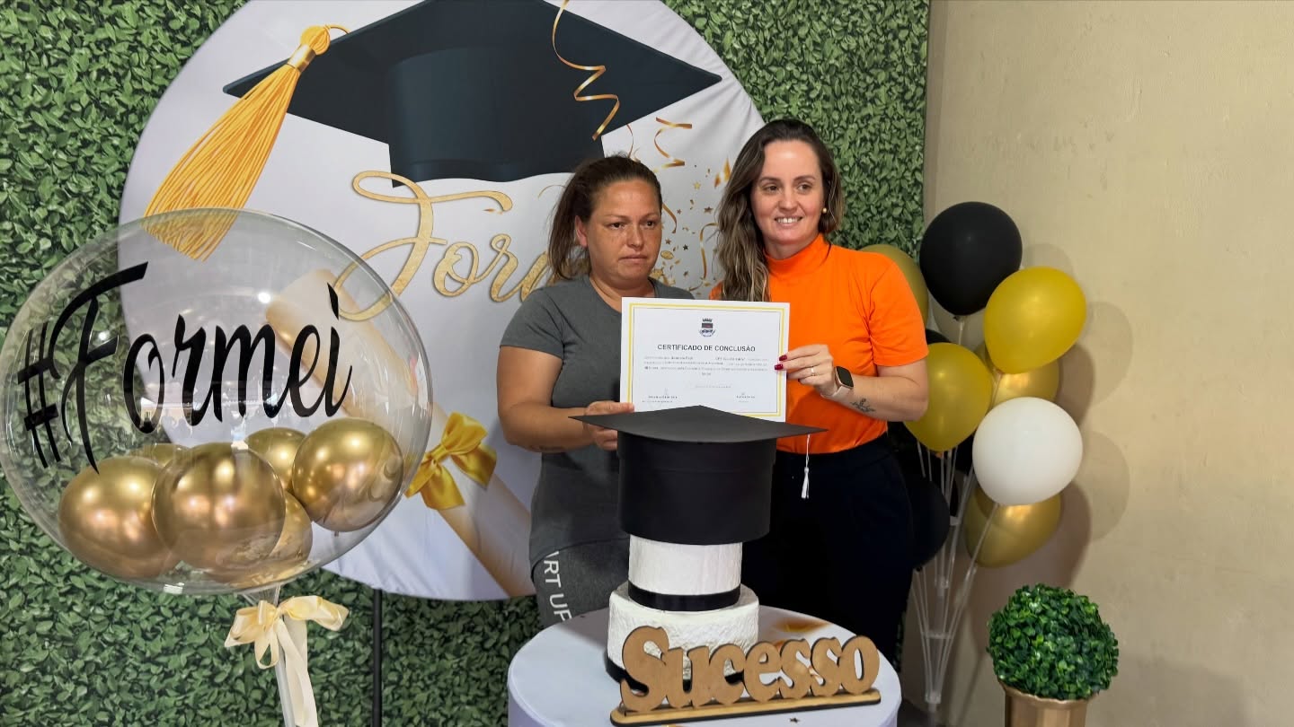 FORMATURA DOS CURSOS DE BARBEARIA, VELAS AROMÁTICAS E JARDINAGEM REÚNE ALUNOS NO CENTRO DE CONVIVÊNCIA DO JARDIM ATLÂNTICO 