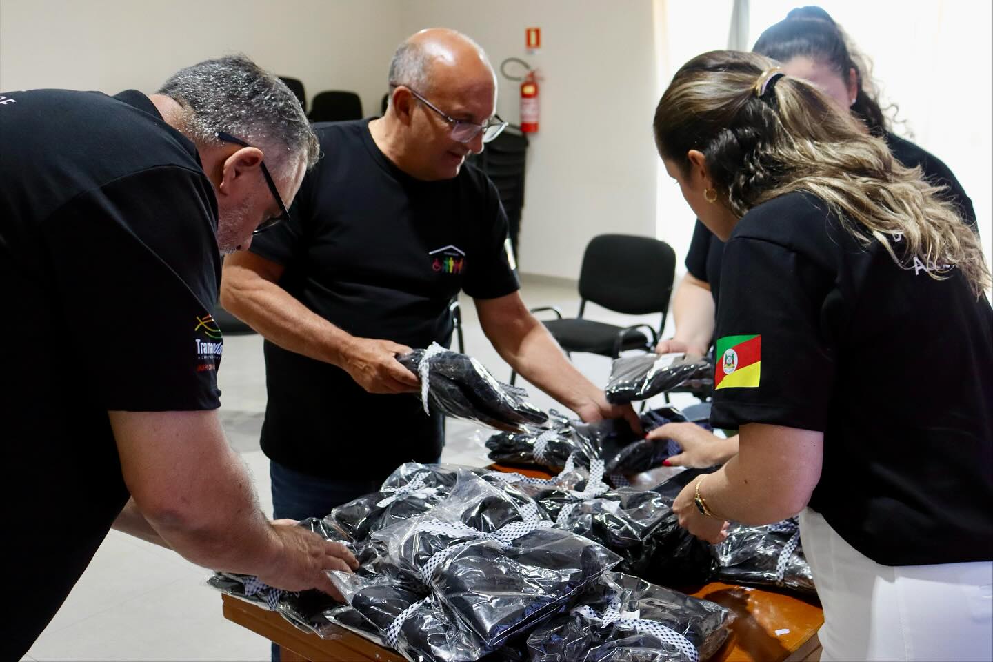 INICIADA A ENTREGA DOS UNIFORMES AOS SERVIDORES DA SECRETARIA DE DESENVOLVIMENTO E ASSISTÊNCIA SOCIAL 