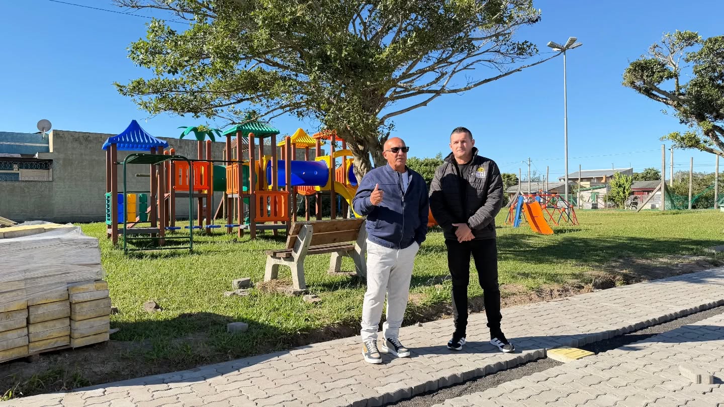 A Prefeitura de Tramandaí, através da Secretaria de Obras, está realizando melhorias em uma importante praça no bairro Indianópolis. 