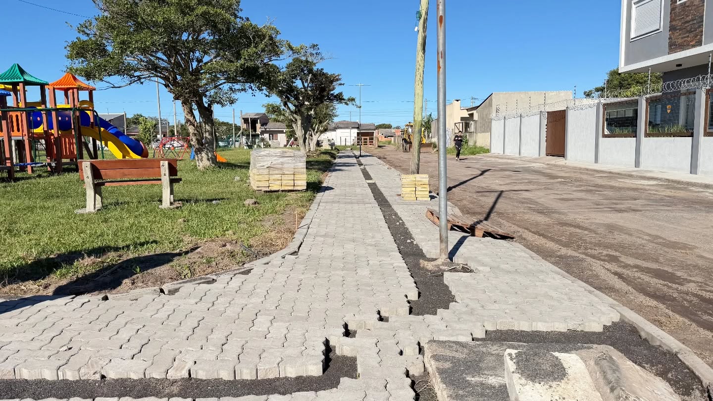 A Prefeitura de Tramandaí, através da Secretaria de Obras, está realizando melhorias em uma importante praça no bairro Indianópolis. 