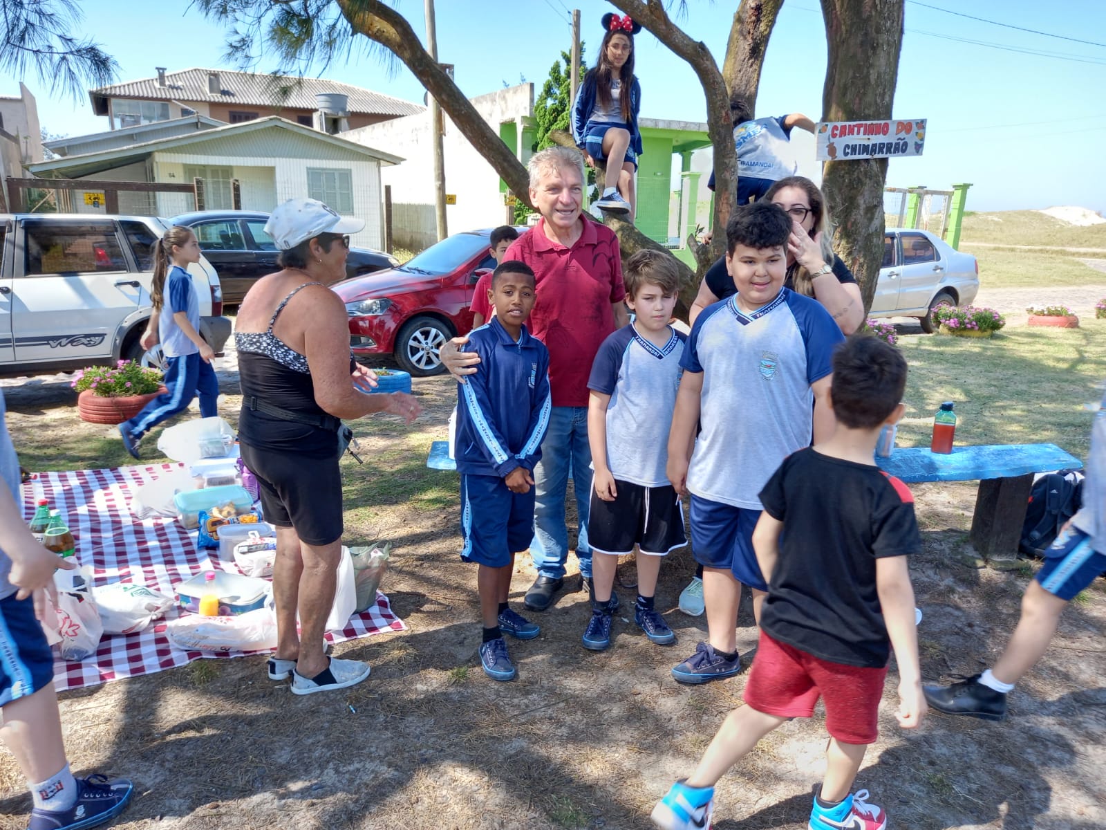 E.M.E.F Indianópolis realiza piquenique na Praça da Coruja.