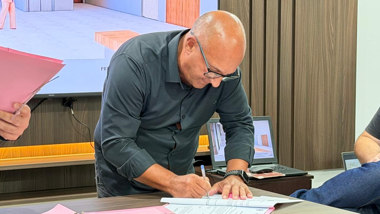 A Prefeitura de Tramandaí deu mais um passo importante para o desenvolvimento do município. Na tarde desta quinta-feira, 9 de abril, o prefeito Juarez Marques da Silva assinou contrato com a Caixa Econômica Federal para formalizar o financiamento de R$ 50 milhões, por meio do programa FINISA (Financiamento à Infraestrutura e ao Saneamento).