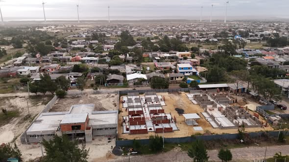 Está em andamento a construção de uma nova Escola de Educação Infantil no bairro Jardim Atlântico, uma importante conquista para a Zona Sul do município. A unidade terá capacidade para atender até 300 crianças, ampliando o acesso à educação desde os primeiros anos.