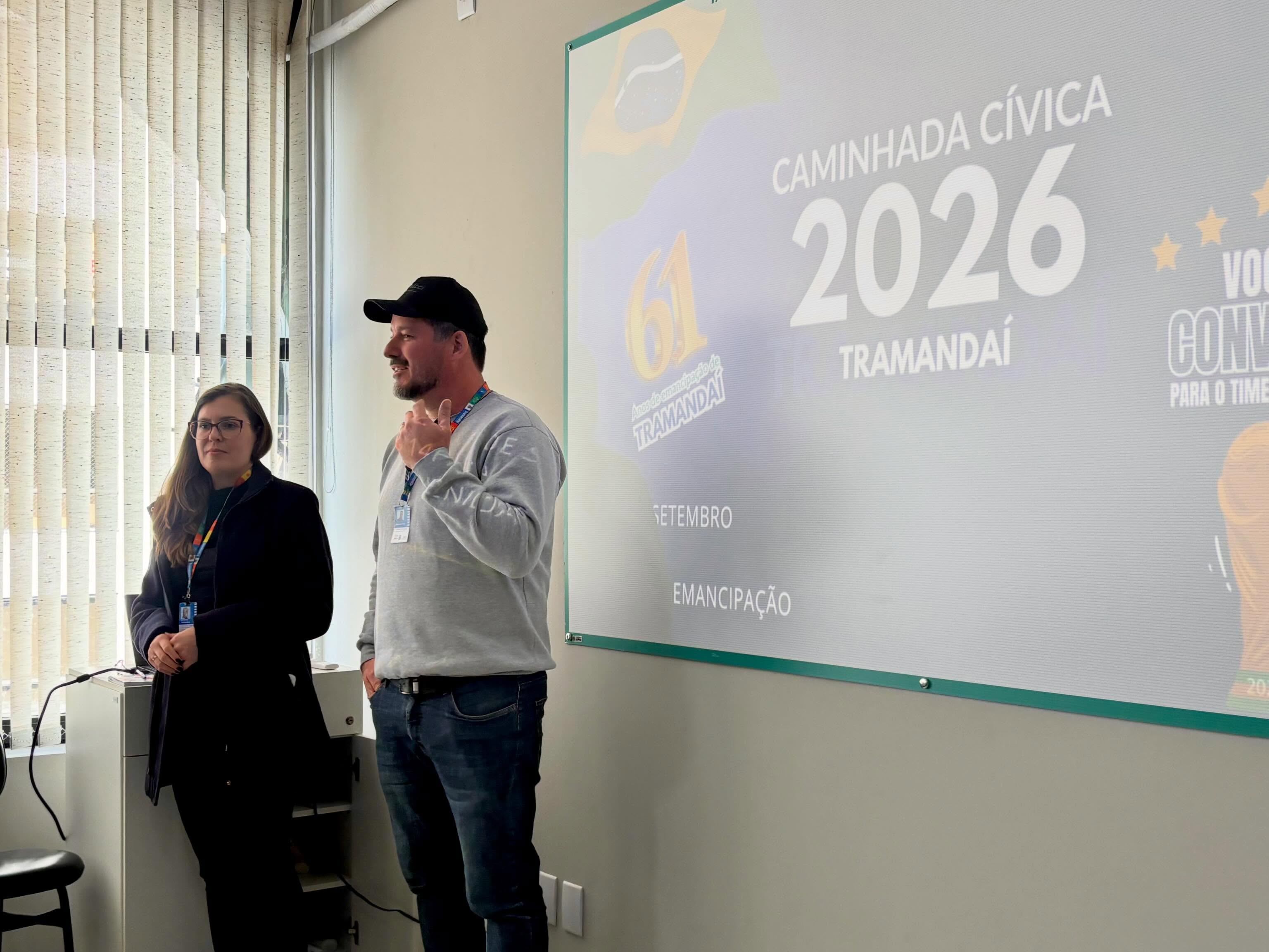  Na tarde desta terça-feira (11/08), a Prefeitura de Tramandaí, por meio da Secretaria Municipal de Educação, realizou uma reunião de alinhamento com entidades civis, servidores municipais e demais participantes envolvidos na organização do Desfile Cívico de Tramandaí, que será realizado no dia 24 de setembro.