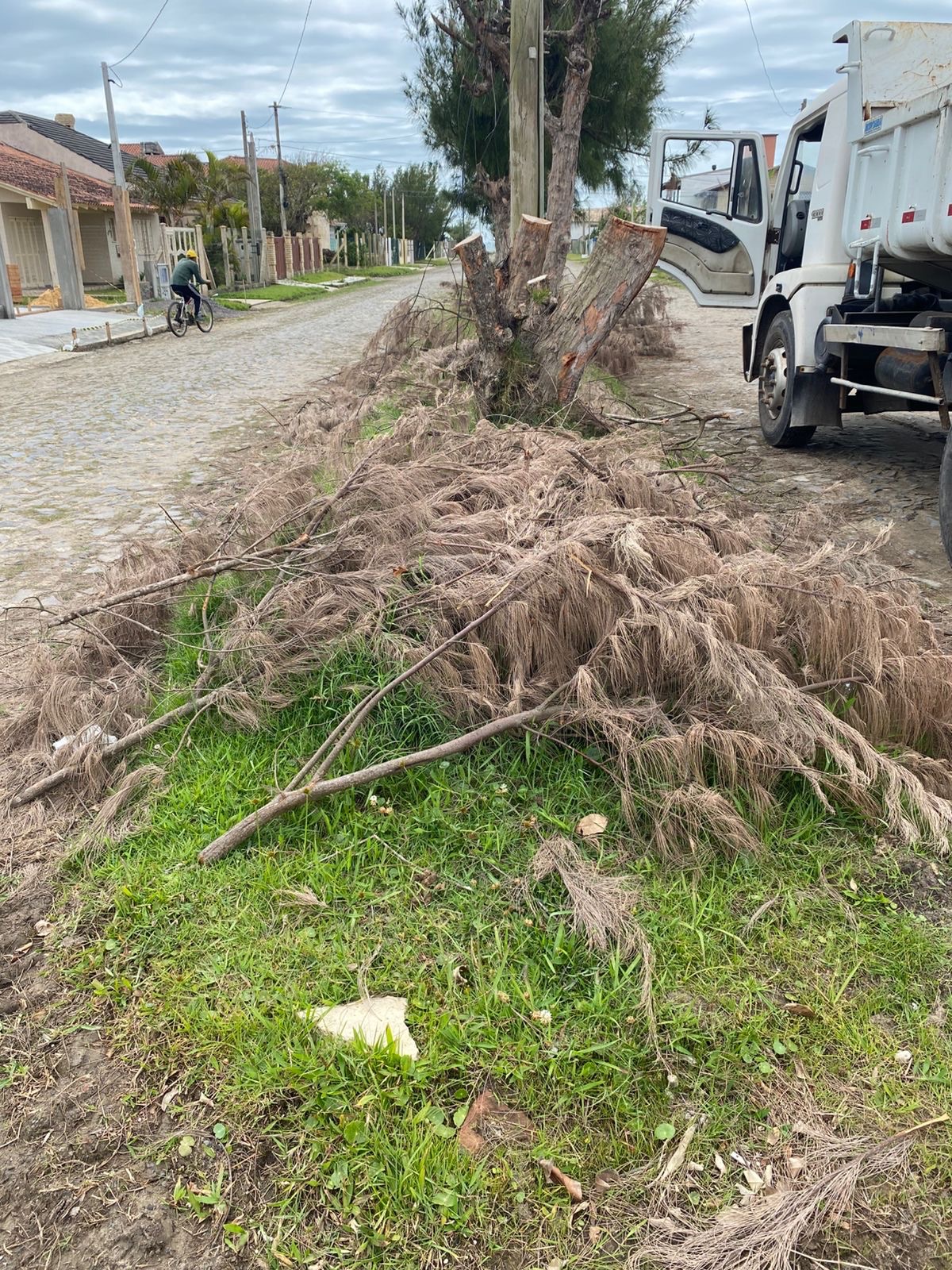 A PREFEITURA DE TRAMANDAÍ SEGUE TRABALHANDO TODOS OS DIAS PARA MANTER NOSSOS BAIRROS LIMPOS, ORGANIZADOS E BEM CUIDADOS!