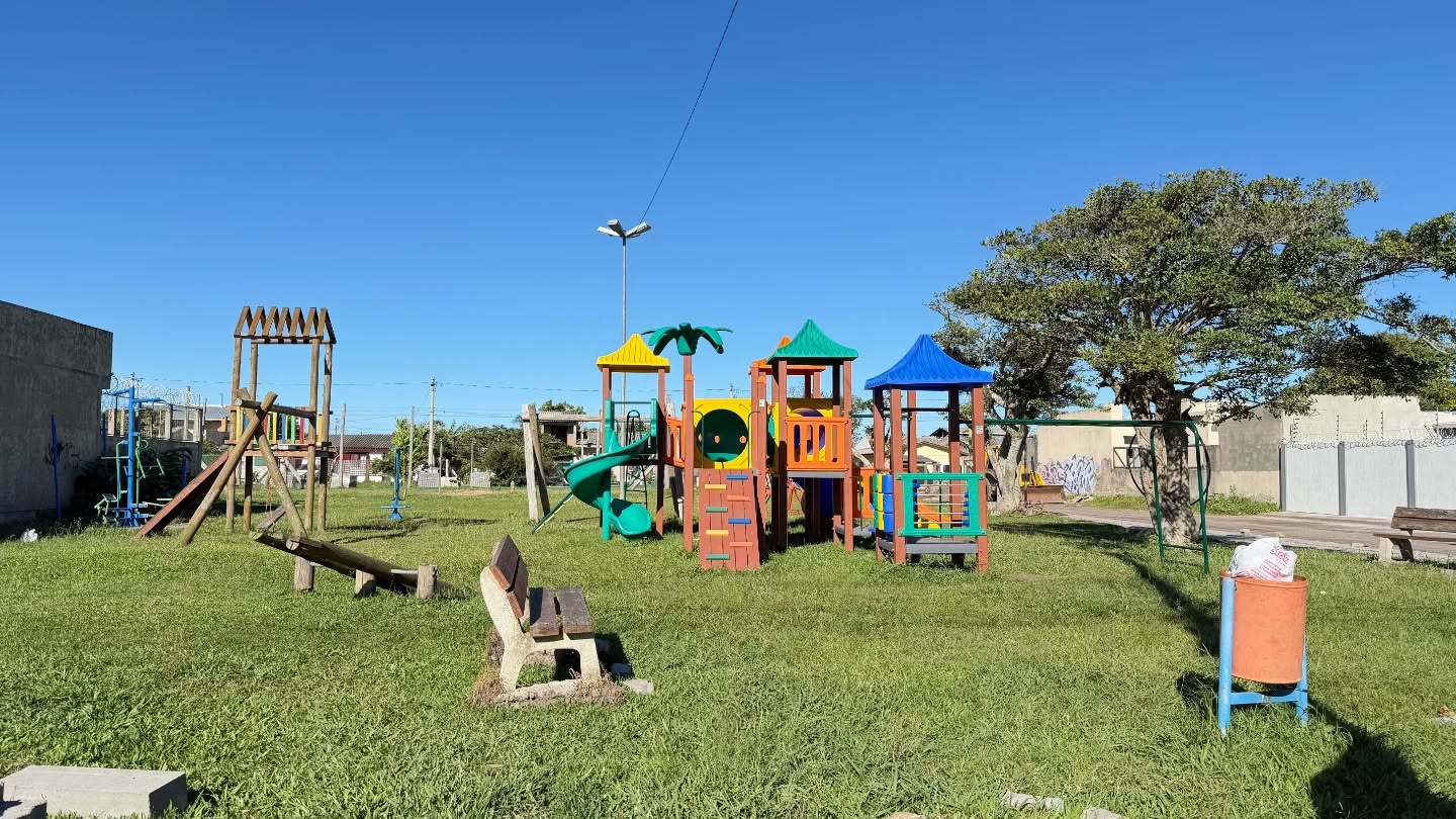 A Prefeitura de Tramandaí, através da Secretaria de Obras, está realizando melhorias em uma importante praça no bairro Indianópolis. 