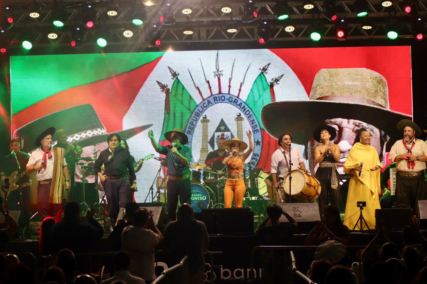 BEIRA-MAR DE TRAMANDAÍ FOI PALCO DE UM GRANDE ESPETÁCULO CULTURAL