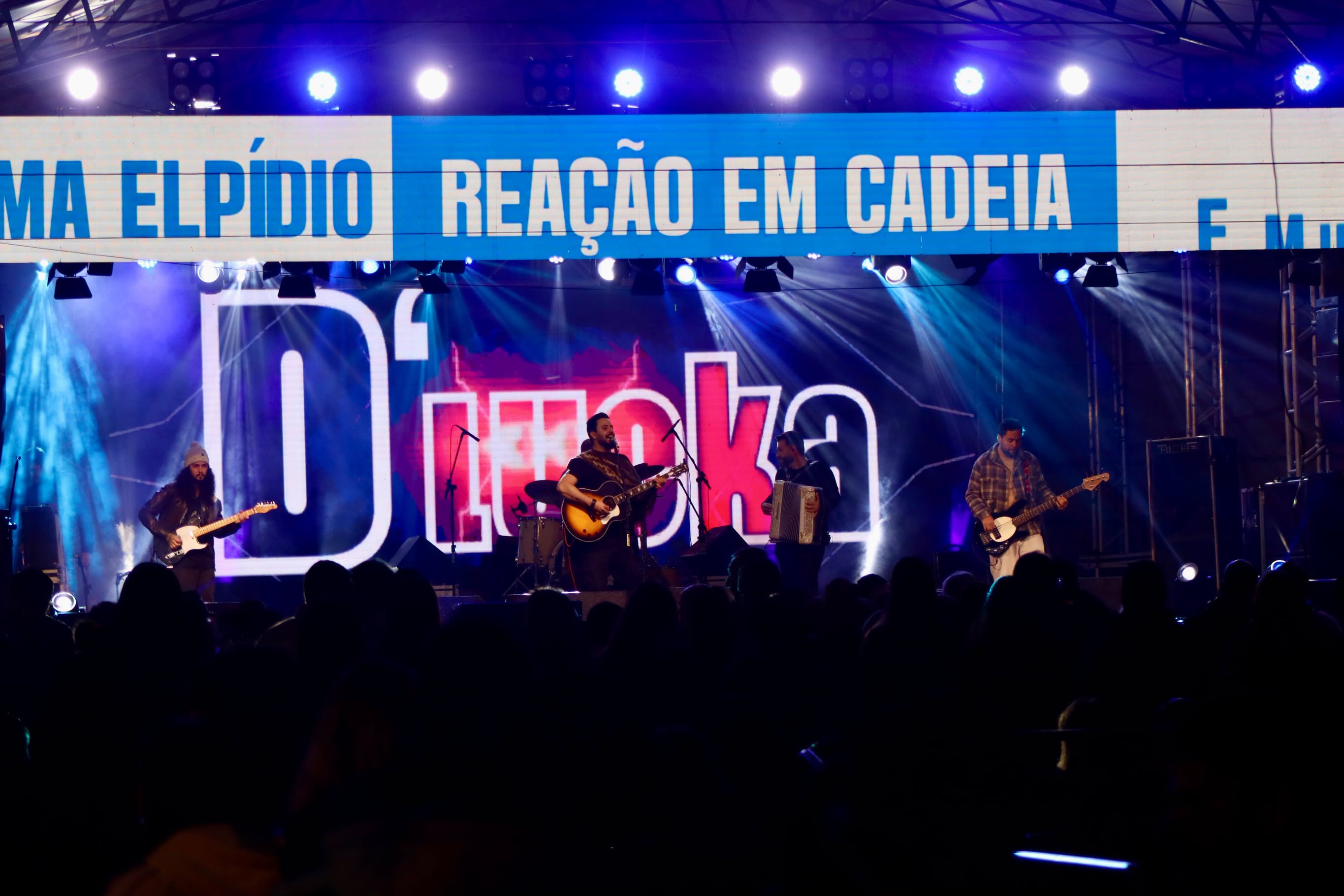 O Carlos D’Luka e Banda subiram ao Palco Central e proporcionaram mais uma noite especial, reunindo moradores e visitantes em um ambiente de muita alegria, boa música e diversão. Com um repertório animado e cheio de clássicos, o público cantou, dançou e aproveitou cada momento de mais uma grande atração da nossa festa.