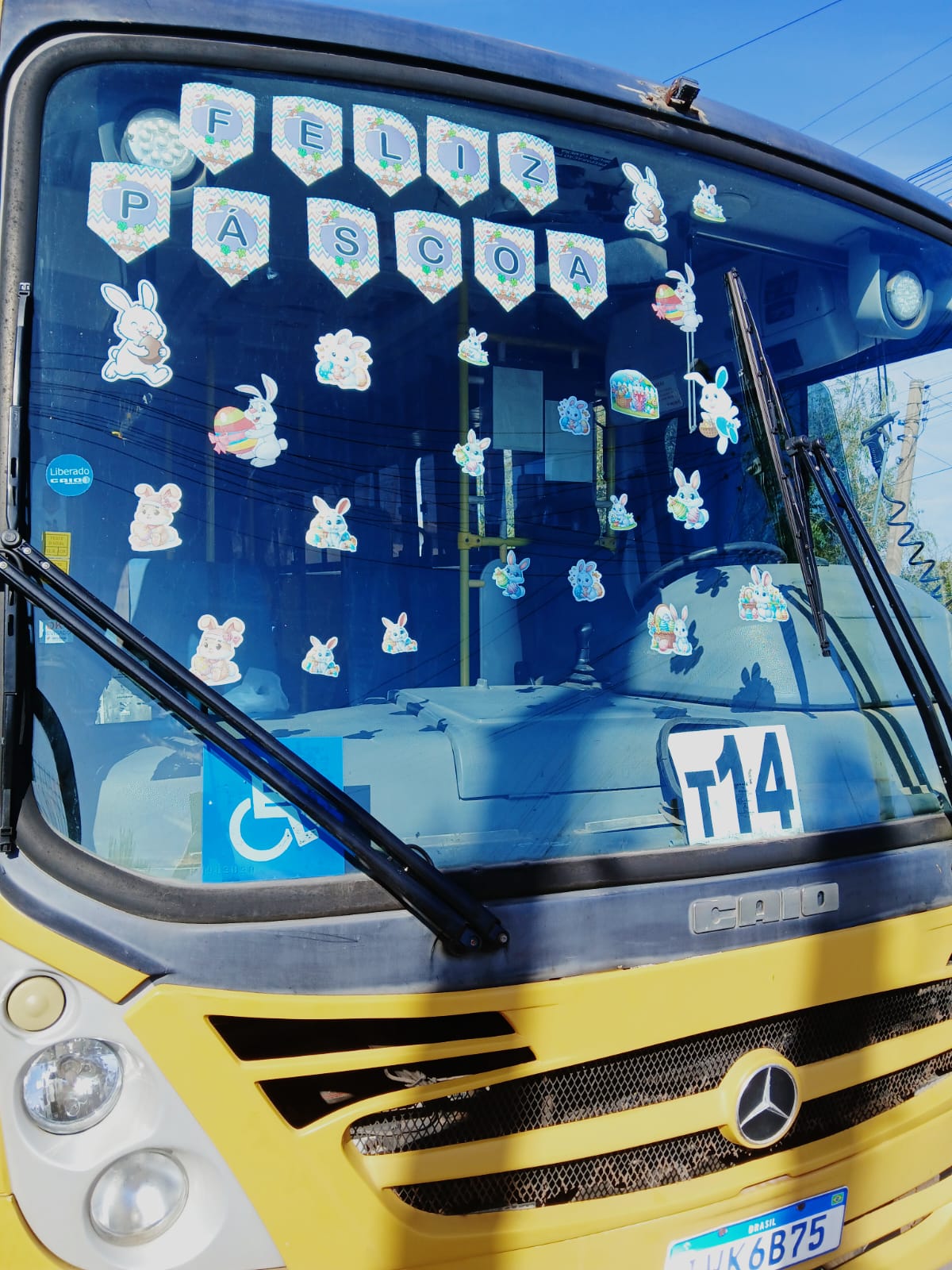 Motorista e monitora decoram ônibus com o tema "Feliz Páscoa" para encantar e alegrar os alunos!
