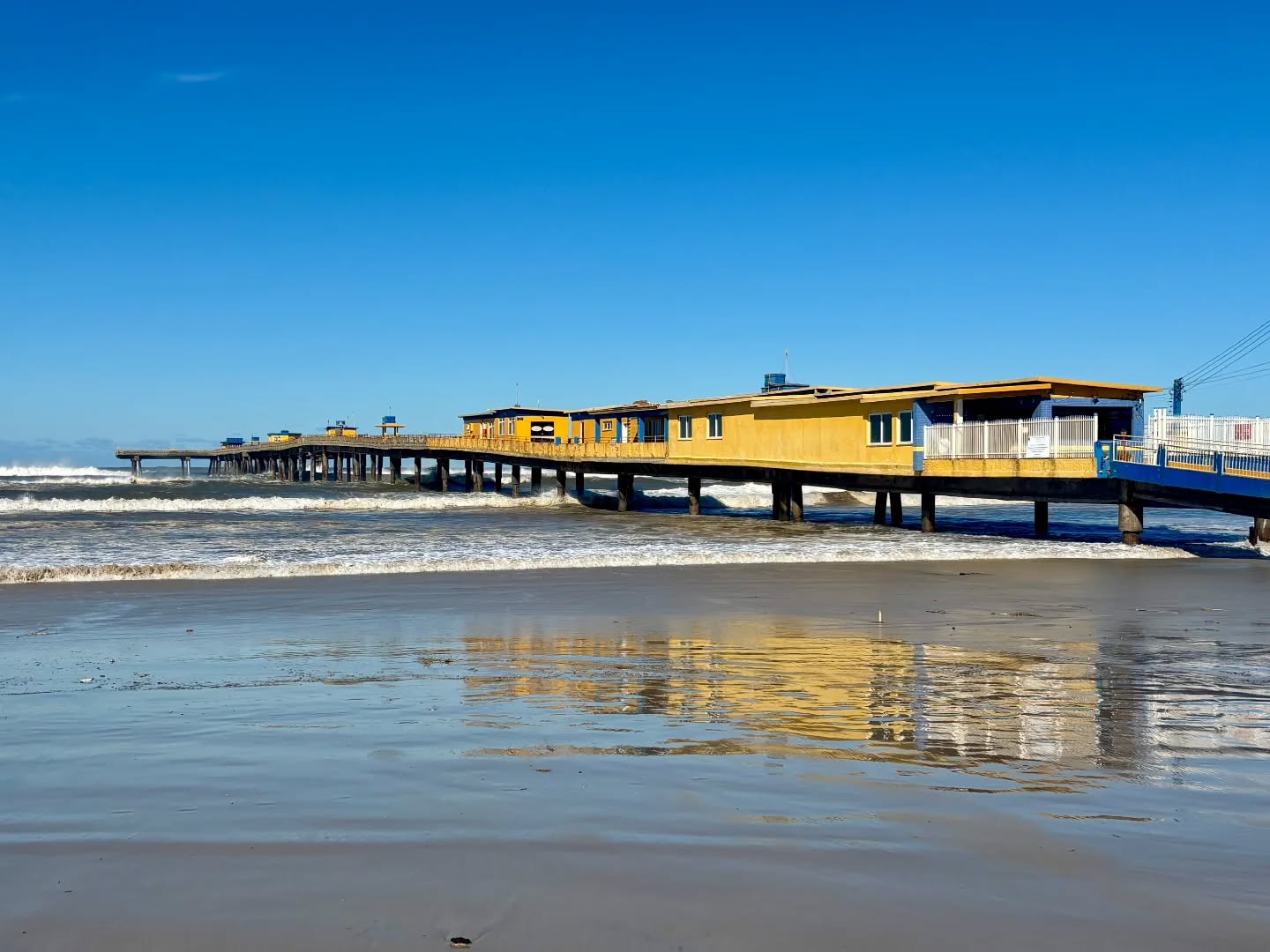 A Prefeitura de Tramandaí, por meio da Defesa Civil Municipal, segue monitorando de forma permanente os efeitos da ressaca do mar que atinge o litoral.