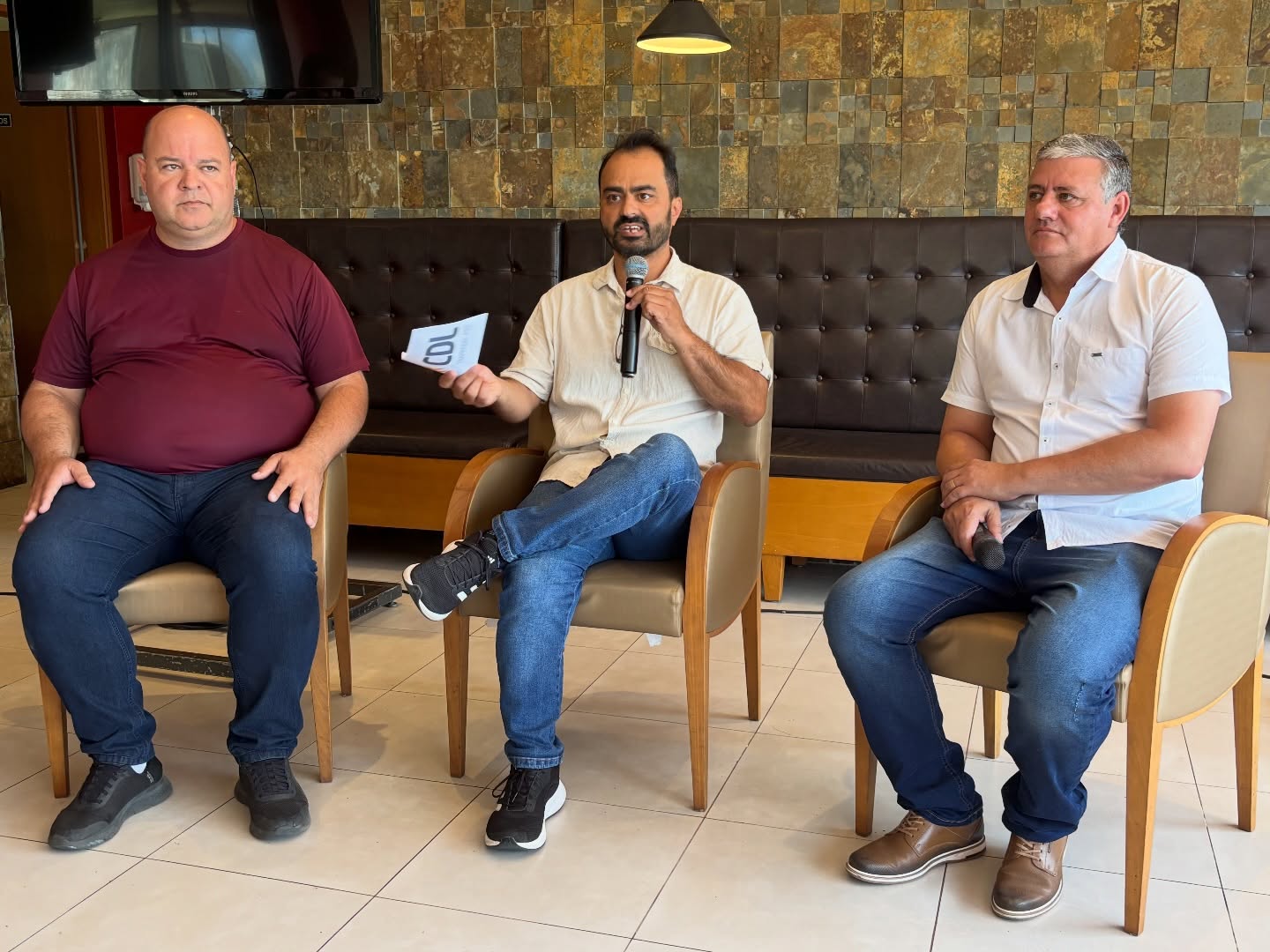 VICE-PREFEITO PARTICIPA DE PAINEL EM REUNIÃO-ALMOÇO DA CDL