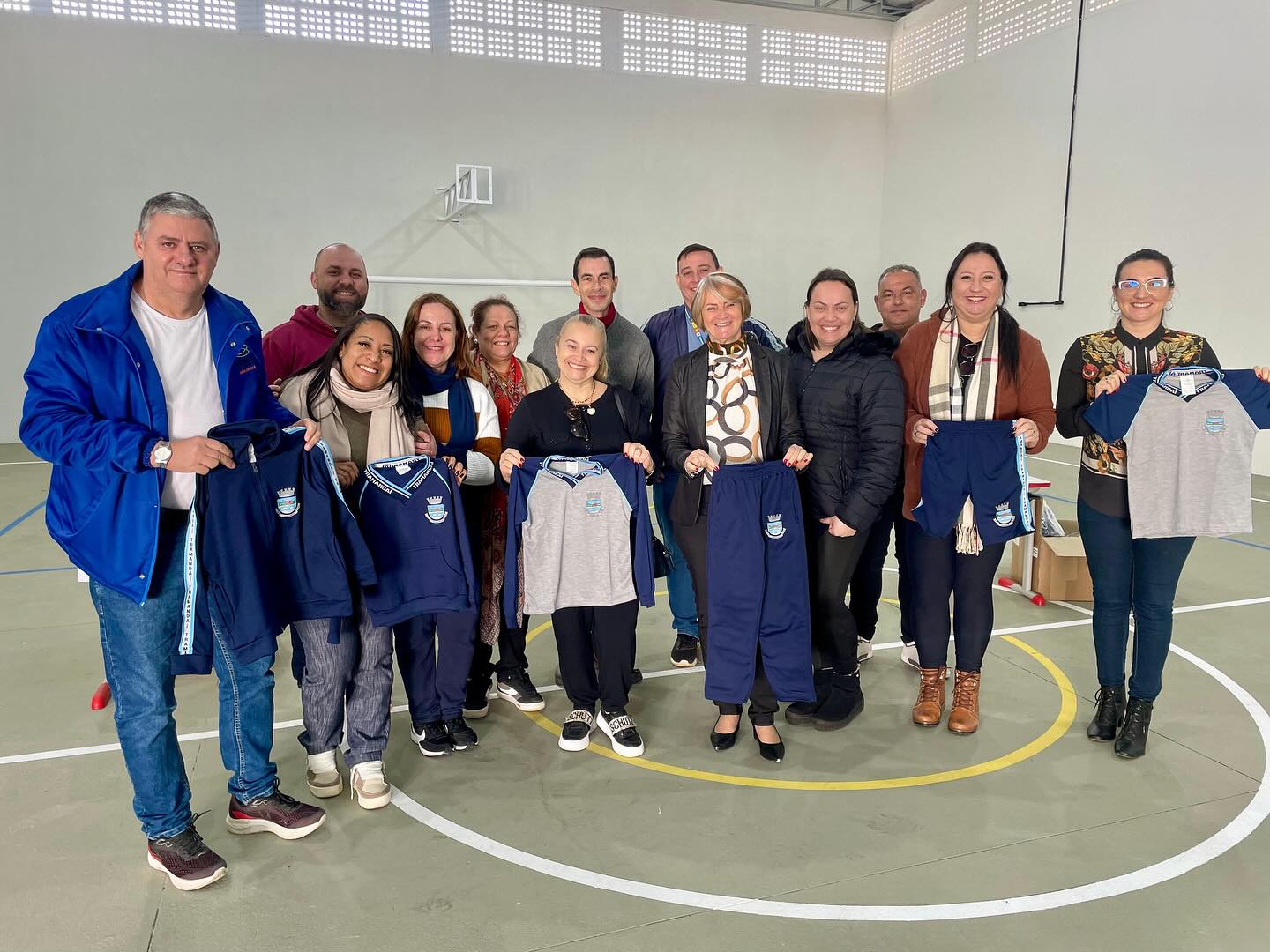 MAIS UMA ENTREGA DE UNIFORMES ESCOLARES 