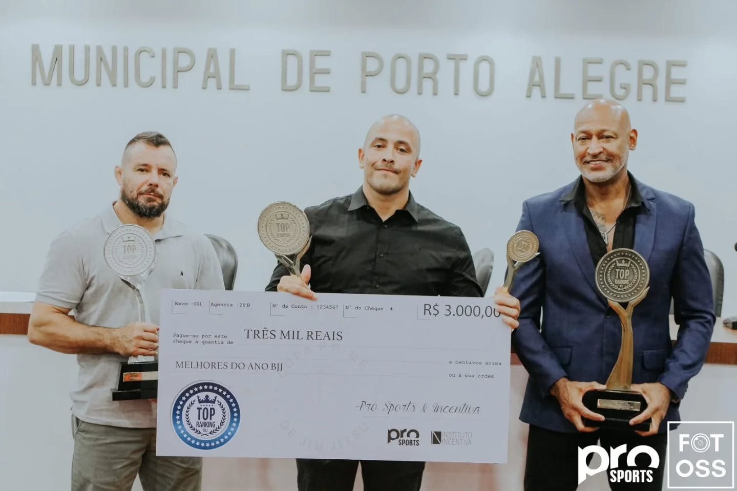 O município de Tramandaí celebra mais uma grande conquista no esporte. A equipe da Alliance Jiu Jitsu foi consagrada, pelo 8º ano consecutivo, como a melhor escola de Jiu-Jitsu do Rio Grande do Sul na premiação que reconhece os destaques da modalidade em 2025, realizada na Câmara de Vereadores de Porto Alegre. A premiação foi recebida pelo professor Tiago Ferreira, um dos head coaches da Alliance RS e líder da Alliance Tramandaí.