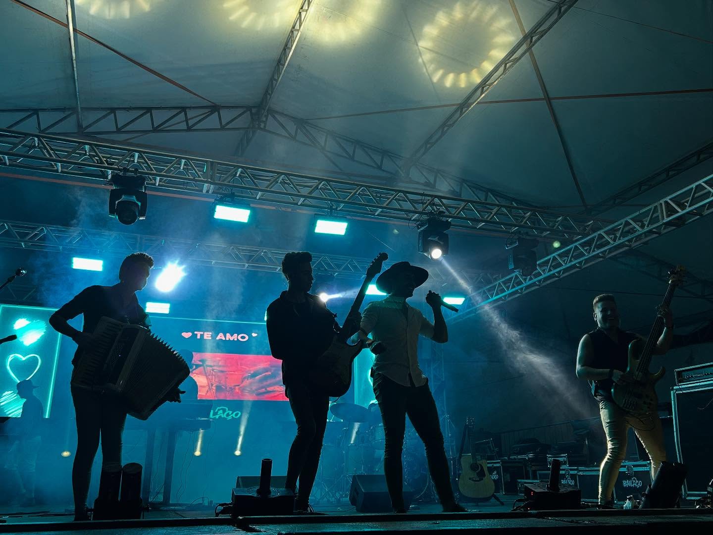 QUE NOITE INCRÍVEL! AGRADECEMOS AO GRUPO BAILAÇO PELO SHOW CHEIO DE ENERGIA, ALEGRIA E TRADIÇÃO QUE AGITOU O PÚBLICO NO TERCEIRO DIA DA 2ª FESTA CAMPEIRA DE TRAMANDAÍ! 