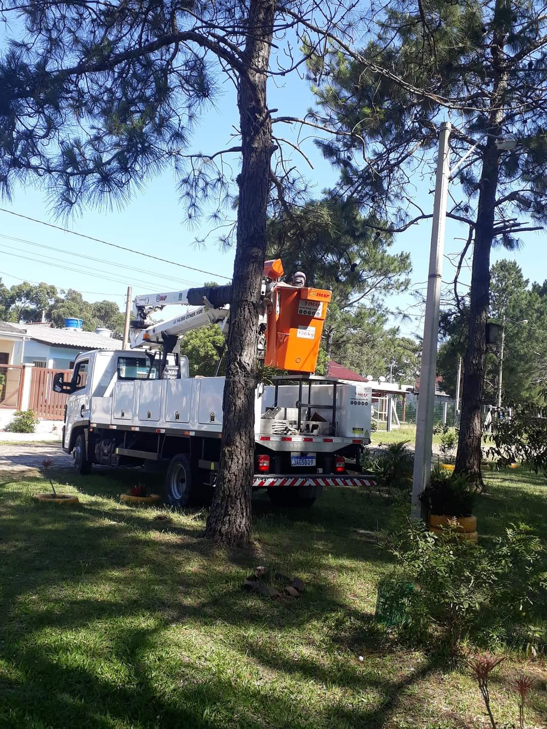 Equipe da elétrica realiza manutenção preventiva na iluminação pública.