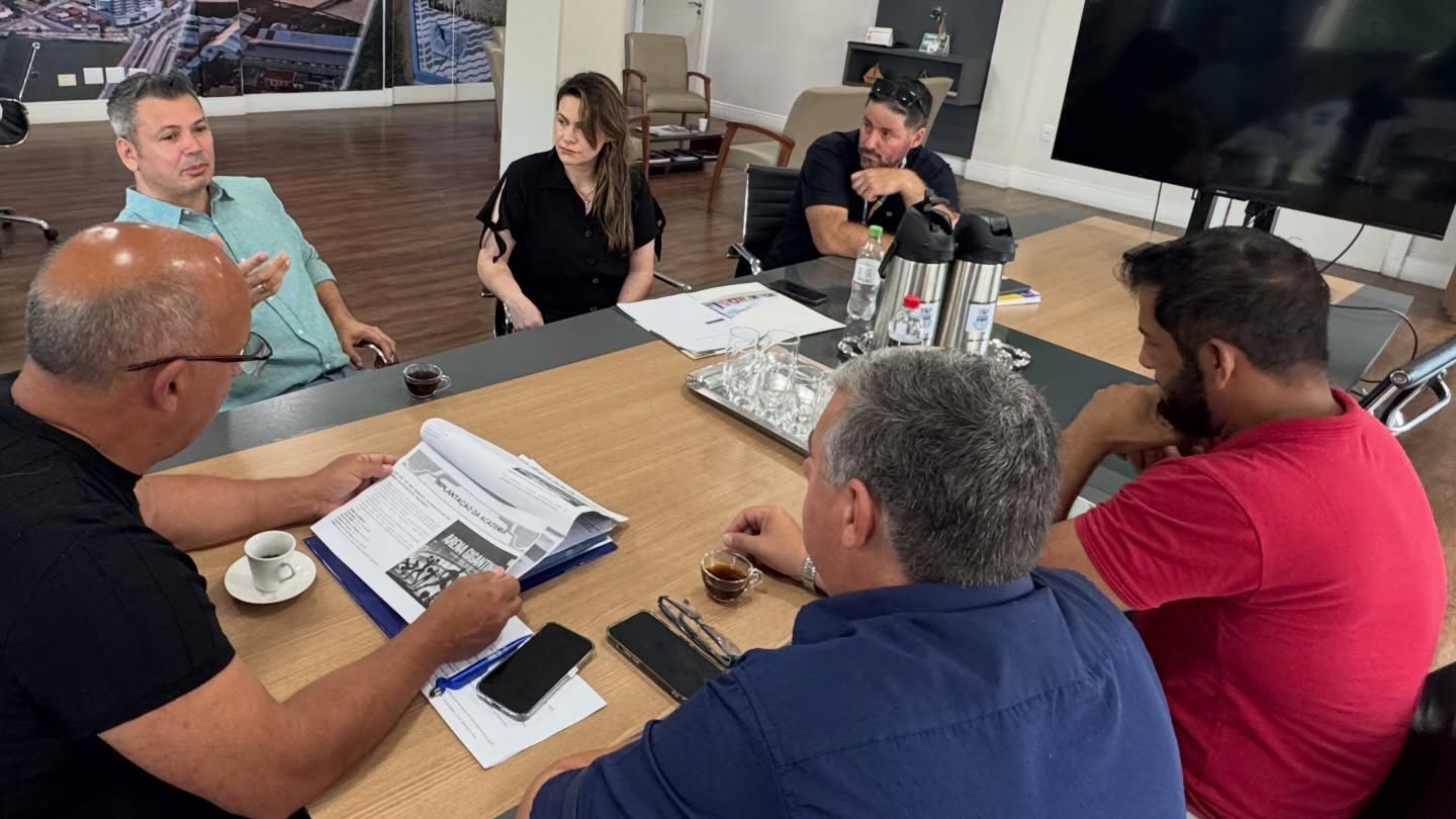 PREFEITO JUAREZINHO E VICE-PREFEITO CLAUDIOMIR RECEBEM PROPOSTA DE REVITALIZAÇÃO DO GINÁSIO GIGANTINHO